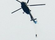 Парашютист зацепился за вертолет при падении, но выжил: ЧП в России попало на фото и видео