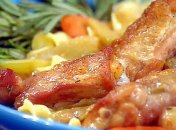 Курица с алычой