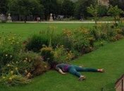 Жизнь - тлен: забавные фото от девушки, на которых она "умирает"