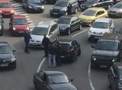 В центре Киева обстреляли автомобиль