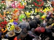В Киеве и Одессе образовались огромные очереди за цветами 8 марта (видео)