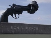 Скончался автор известной скульптуры "Без насилия" Карл Фредрик Рейтерсвэрд