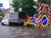 Авто "поплыли", на дорогах пробки: Киев подтопило, к вечеру дождь усилится