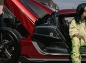 Певица Билли Айлиш показала свой гастрольный гардероб (Видео)