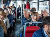 Люди в автобусі