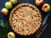 Тертий яблучний пиріг стане окрасю вашого столу  (зображення створено за допомогою ШІ)