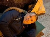 Мэр Умани заночевал в спальном мешке возле Офиса президента