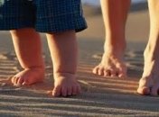 Как учить малыша ходить?