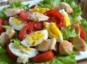 Рецепт дня: салат Цезарь с курицей и сухариками