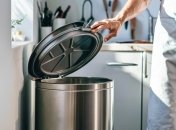 Є дієві методи, які допоможуть прибрати неприємний запах з відра  (зображення створено за допомогою ШІ)