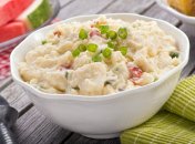 Картофель по-деревенски с чесноком и солеными огурцами