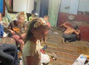 "Работают, как волы и боятся отца": в лесу на Буковине в нищете живет семья, в которой семеро детей