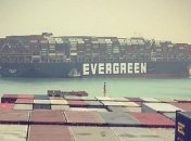 Огромный корабль заблокировал Суэцкий канал в Египте: что произошло (фото и видео)