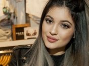 Сестра Ким Кардашьян позирует в прозрачном роскошном платье