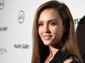 Джессика Альба поделилась "беременным" фото