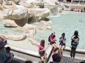 В Милане запретили селфи-палки, фейерверки и стеклянную тару