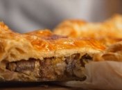 Ароматный грибной пирог из слоеного теста