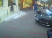 В Киеве предприниматель набросился на инспектора с газовым баллончиком (видео)