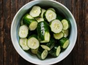 Эти огурцы станут отличным вариантом закуски (изображение создано с помощью ИИ)