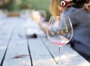 Диетологи назвали пользу вина для женской фигуры