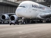 Porsche Cayenne установил рекорд Гиннеса, отбуксировав 285-тонный самолет (Видео)