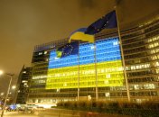 Єврокомісія вивішує український прапор на фасаді Берлемона, штаб-квартири ЄК на честь 1000 днів широкомасштабного вторгнення Росії в Україну