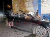 Авто на скорости влетело под грузовик: напротив кладбища в Киеве произошло ДТП с пострадавшими (эксклюзивные фото)