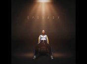 На заставке релиза певица использовала сине-желтую символику