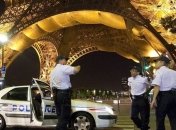 Посетителей Эйфелевой башни срочно эвакуируют из-за угрозы взрыва