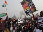 Умершую после изнасилования индийскую студентку кремировали в Дели