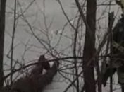 Пенсионер бросился спасать провалившегося под лед мужчину и сам оказался в воде: детали и видео происшествия