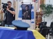 Притула на коленях, родственники в слезах: в Киеве простились с погибшим летчиком "Джусом" (фото, видео)