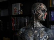 Напугал ребенка: учитель из Франции рассказал, как потерял работу из-за татуировок 