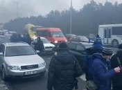 Приблизительно 40 человек на автомобилях протестуют под зданием Кабмина 