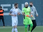 Вратарь потерял сознание после героического прыжка головой в ноги форварду (видео)