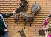 В Харькове появилась скульптура Кисы Воробьянинова