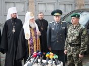 УПЦ КП передала пограничникам авто и военное снаряжение 