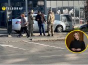 Представники ТЦК перевіряють військово-облікові документи у громадянина