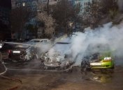 В Днепре на стоянке горели пять авто, едва не погибла семья