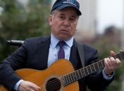 Участник Simon & Garfunkel спел на похоронах учительницы из США