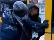 Белорус в Варшаве вытолкал автобус из снежной ловушки и покорил поляков: мужчине подарили проездной (видео)