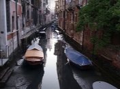 Каналы в Венеции оказались без воды (видео)