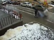 Появилось видео момента, как самоубийца упал на коляску с младенцем в Воронеже