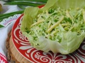 Оригинальный салат из капусты и жареных яиц