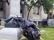В США активисты снесли памятник Конфедератам (Видео)