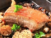 Яркая и сочная свиная грудинка в луковой шелухе