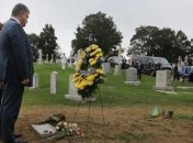 Порошенко с женой в США почтил память Джона Маккейна