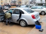 У Києві через прорив труби затопило підвали, двір та припарковані авто (Відео)