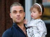 Робби Уильямс на прогулке с дочкой и женой (фото)