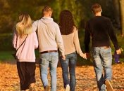 Неудачники?: Ученые развеяли устоявшийся стереотип о старшеклассниках без пары